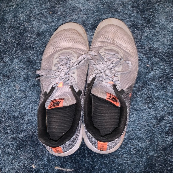 Nike tennis shoes - Picture 2 of 4